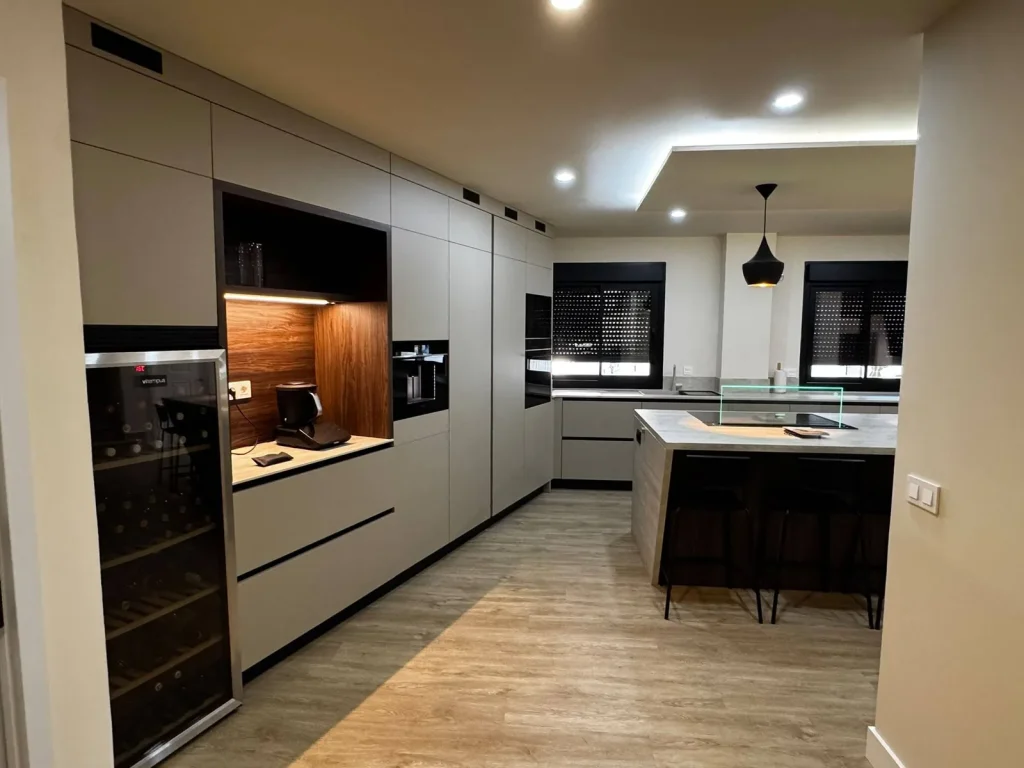 Cocina moderna con isla central diseñada y montada por Decor&Stylo