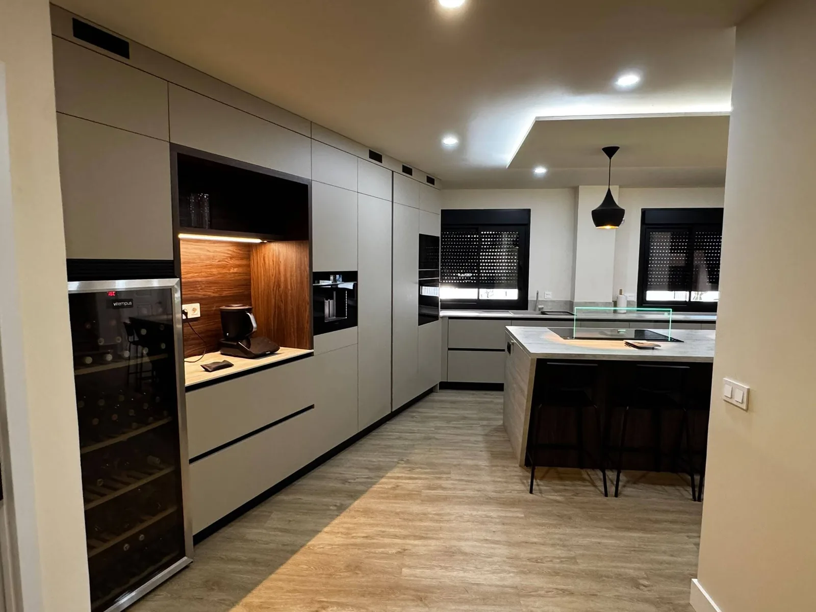 Cocina moderna con isla central diseñada y montada por Decor&Stylo